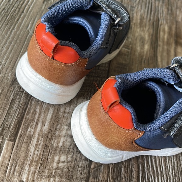 OshKosh B'Gosh Unisex-Child Bowie Sneaker, 5M - Picture 4 of 9